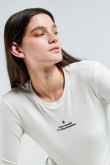 Camiseta unicolor con manga larga y texto minimalista en frente