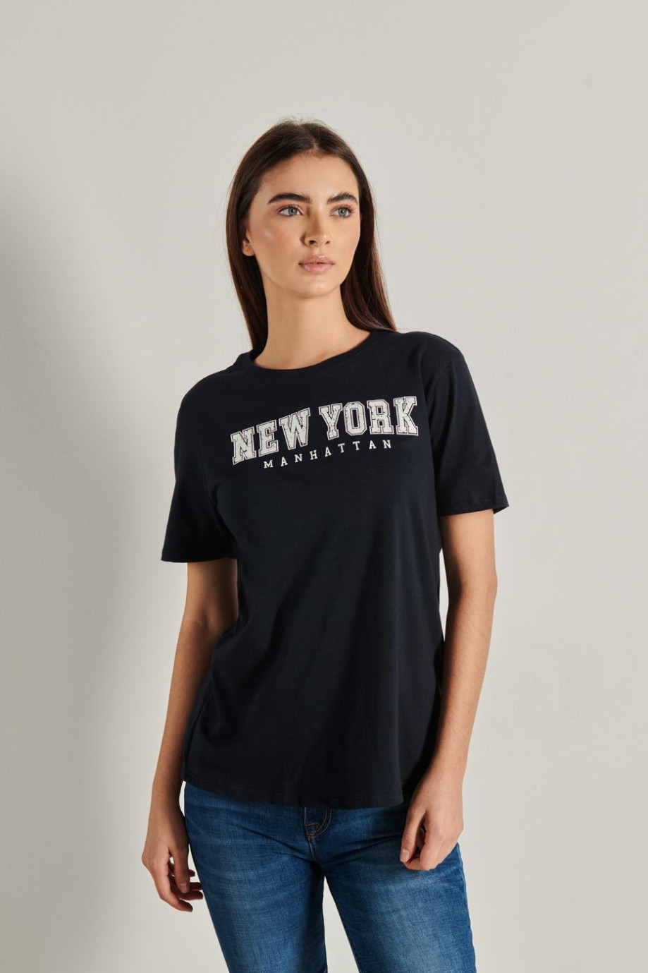 Camiseta azul intensa con cuello redondo y diseño college de New York
