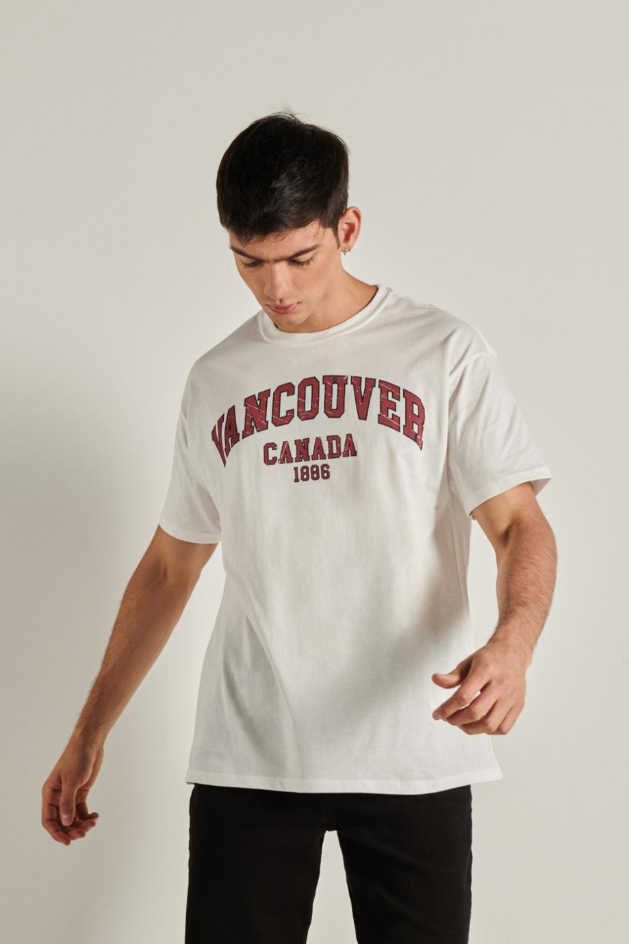Camiseta unicolor oversize con diseño college y manga corta