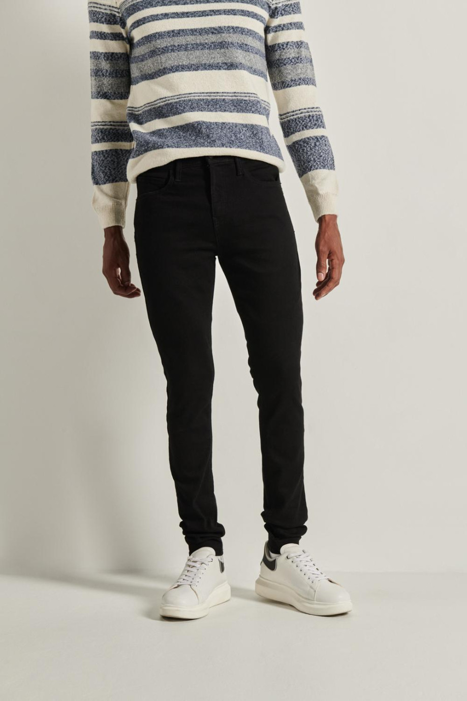 Jean súper skinny negro ajustado con bolsillos y tiro bajo