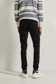 Jean súper skinny negro ajustado con bolsillos y tiro bajo