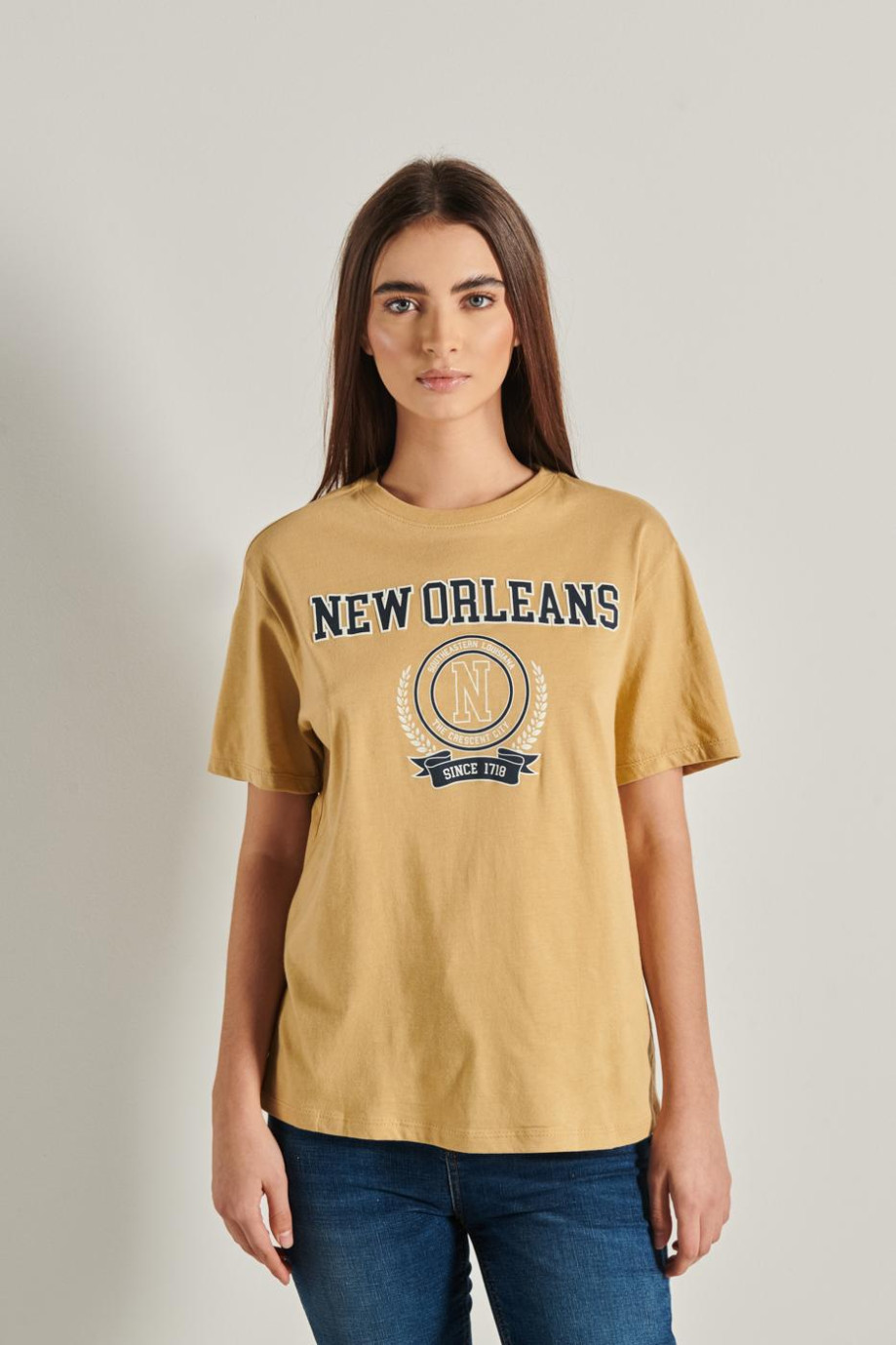 Camiseta manga corta kaky clara con diseño college azul de New Orleans
