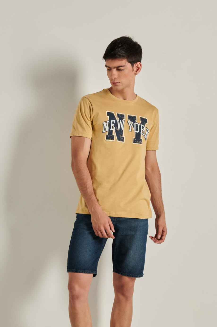Camiseta en algodón unicolor con texto college en frente y manga corta