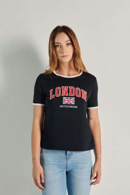 Camiseta unicolor con diseño college en frente y manga corta