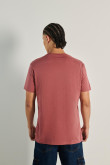 Camiseta cuello redondo rosada con texto college blanco