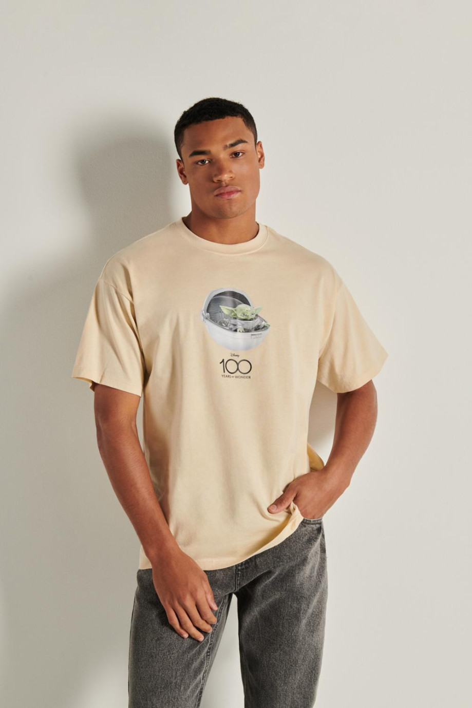 Camiseta cuello redondo kaki y diseño de Mandalorian