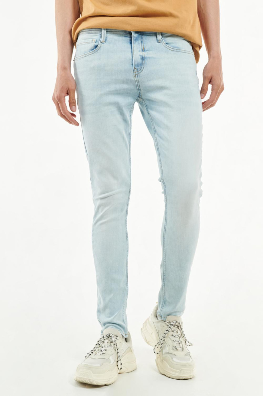 Jean súper skinny azul claro con ajuste muy ceñido y bolsillos funcionales