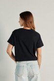 Camiseta azul intensa crop top con diseño college delantero