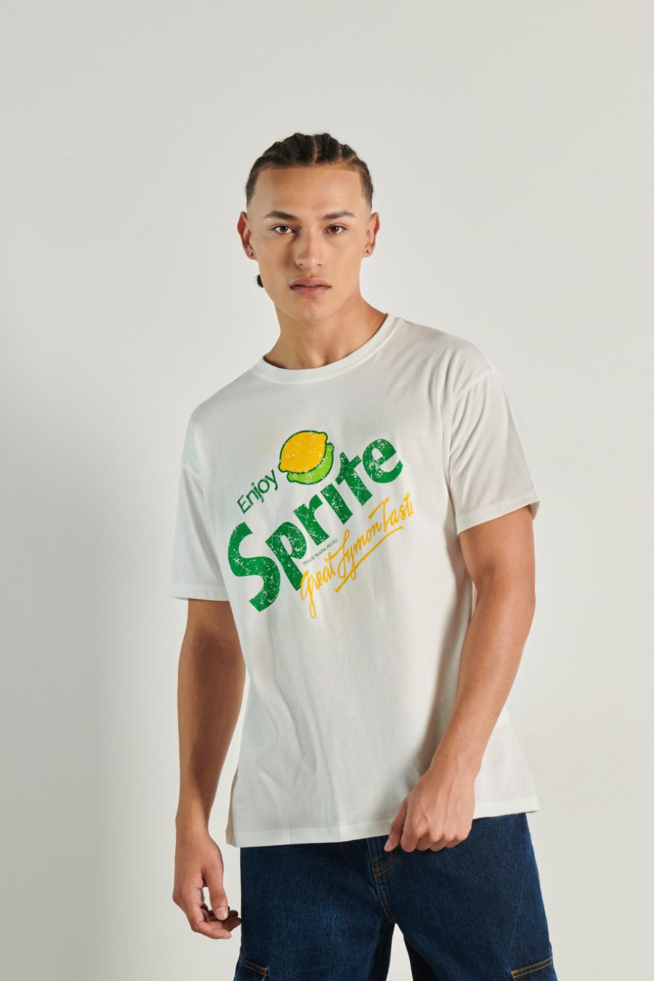 Camiseta crema clara con diseño de Sprite y manga corta