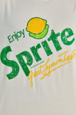 Camiseta crema clara con diseño de Sprite y manga corta