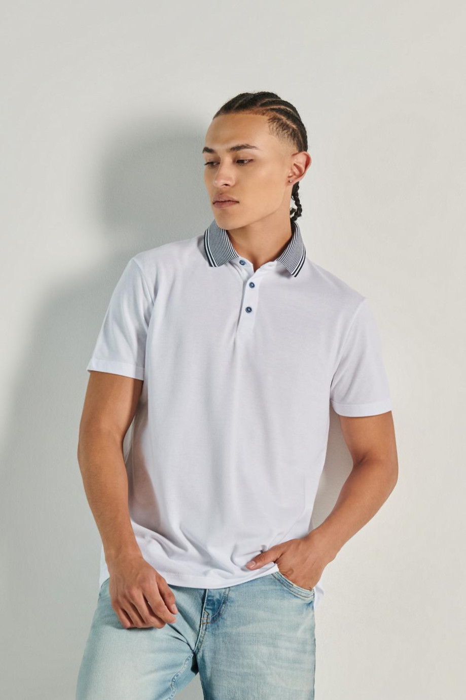Camiseta unicolor tipo polo con cuello en contraste y manga corta