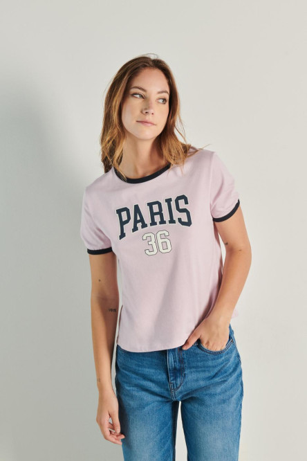 Camiseta rosada clara con manga corta, contrastes y diseño college