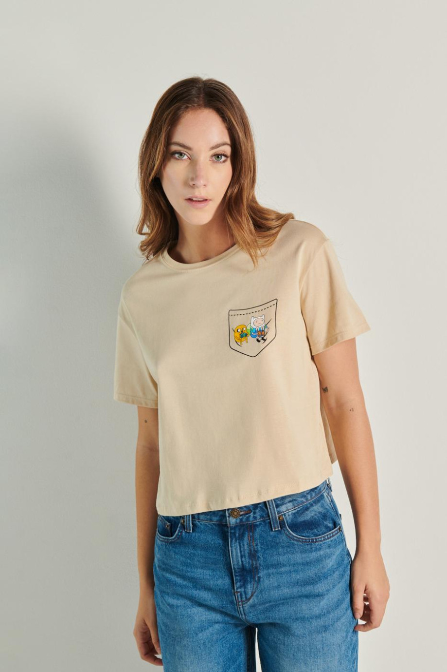 Camiseta kaki clara crop top con diseño de Hora de Aventura