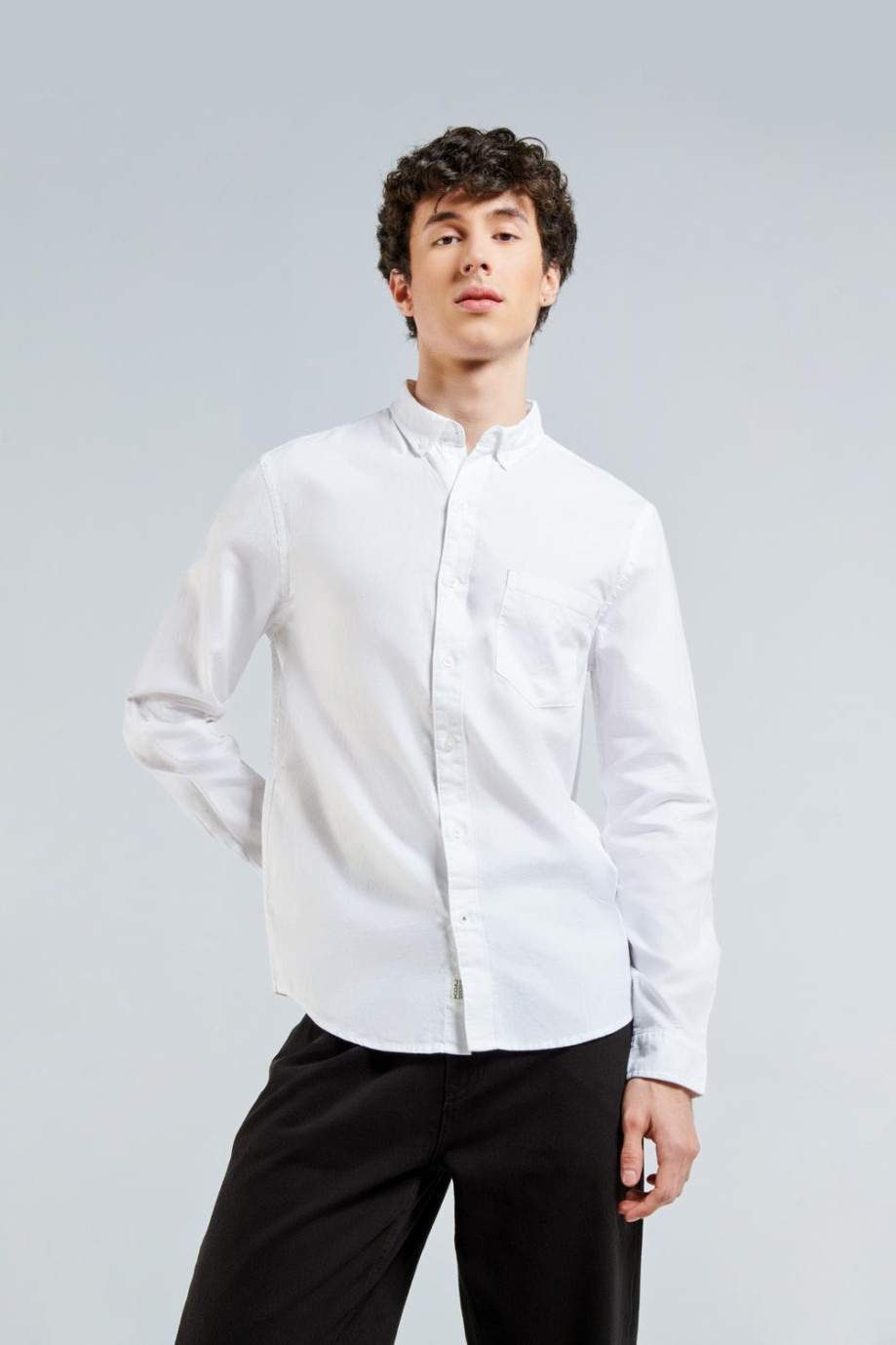 Camisa unicolor con bolsillo, cuello button down y manga larga