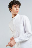 Camisa unicolor con bolsillo, cuello button y manga larga
