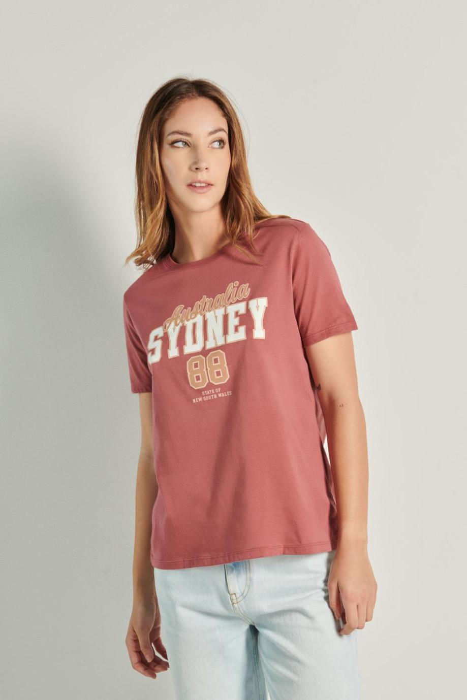 Camiseta unicolor con texto college en frente y cuello redondo
