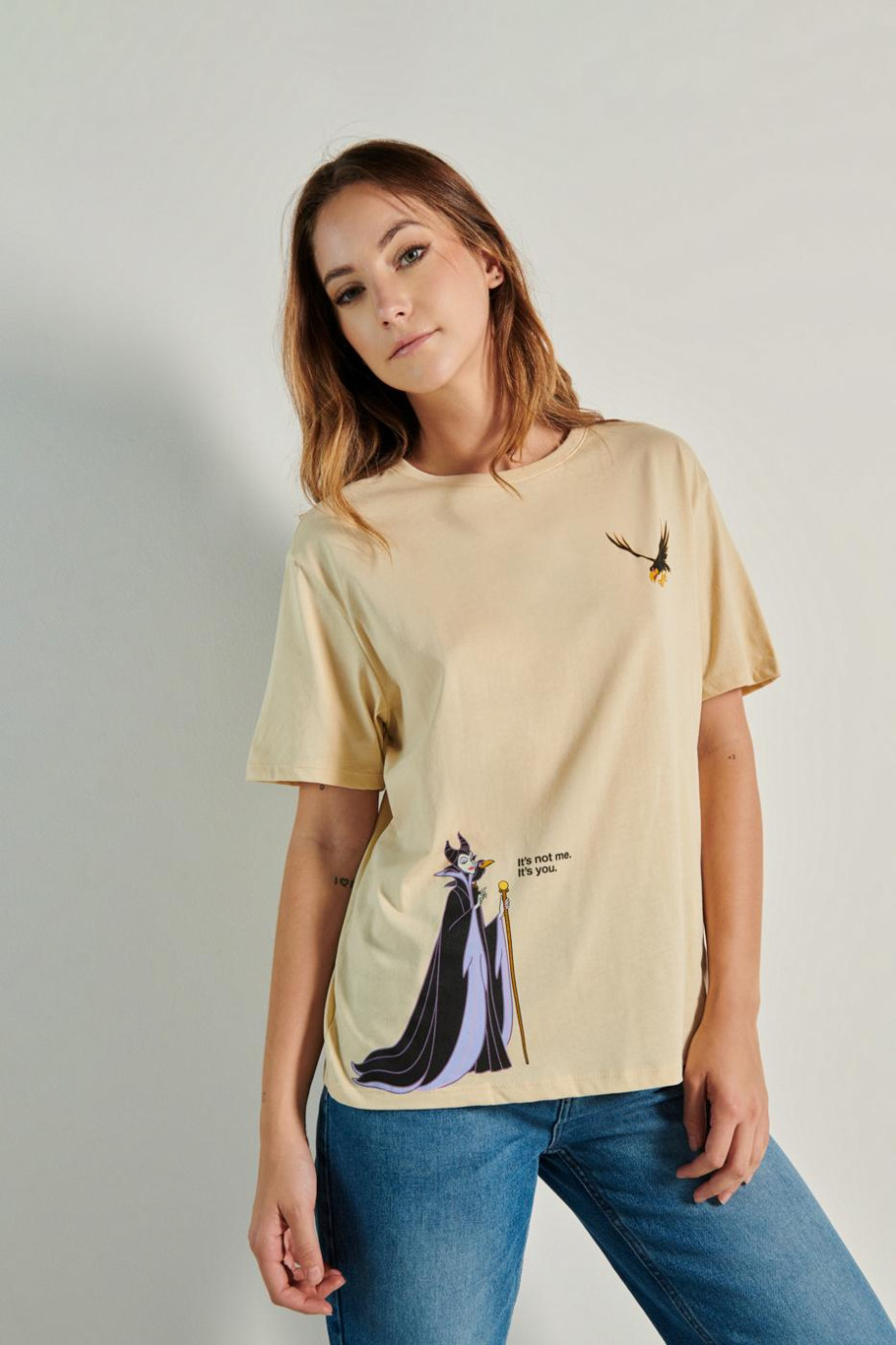 Camiseta oversize kaky clara con diseños de Maléfica y manga corta