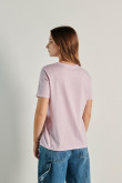 Camiseta rosada clara con cuello redondo y texto college