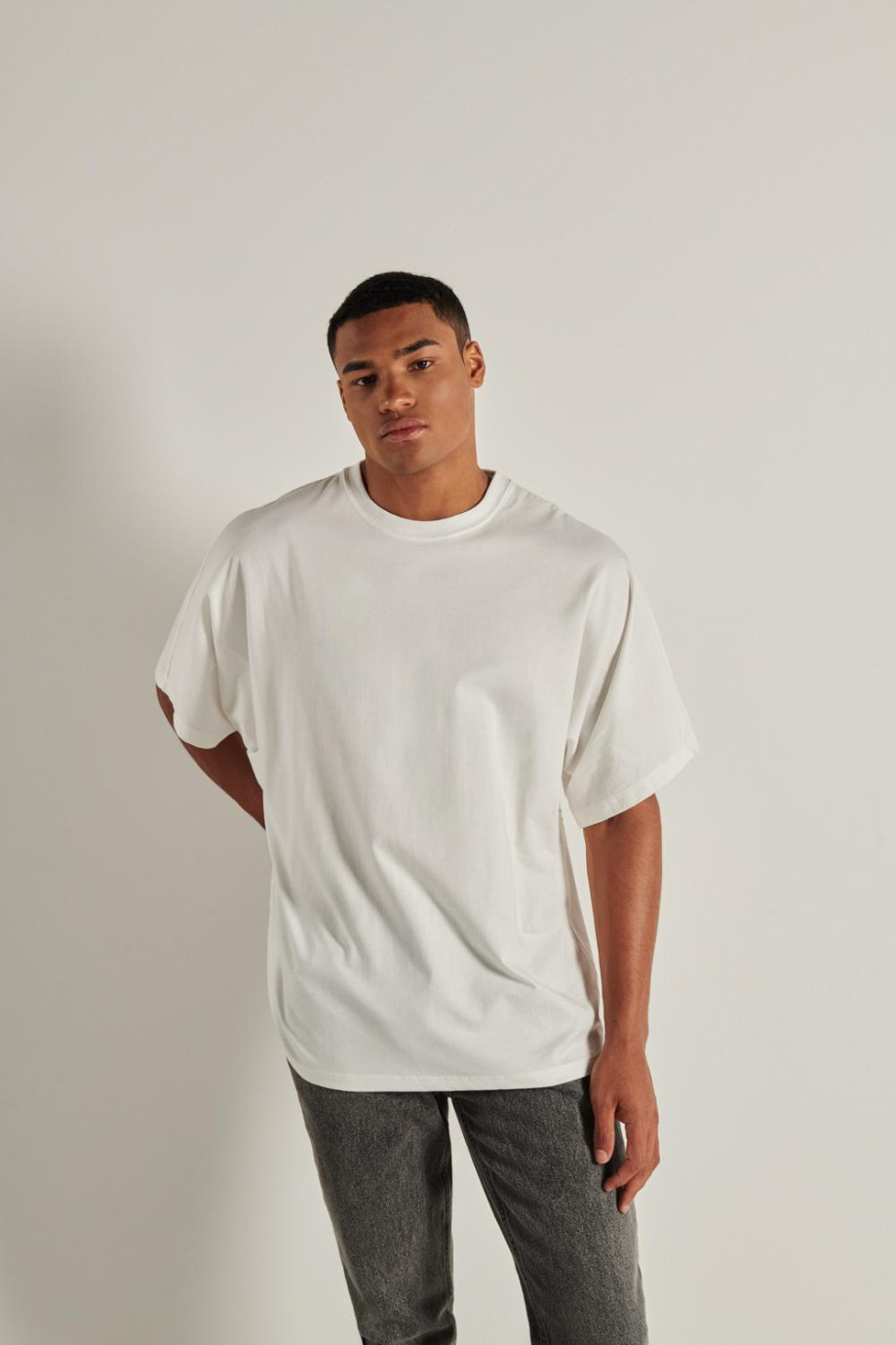 Camiseta oversize crema manga corta con diseño en espalda