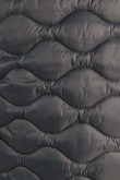 Chaqueta acolchada gris oscura con costuras y cuello alto