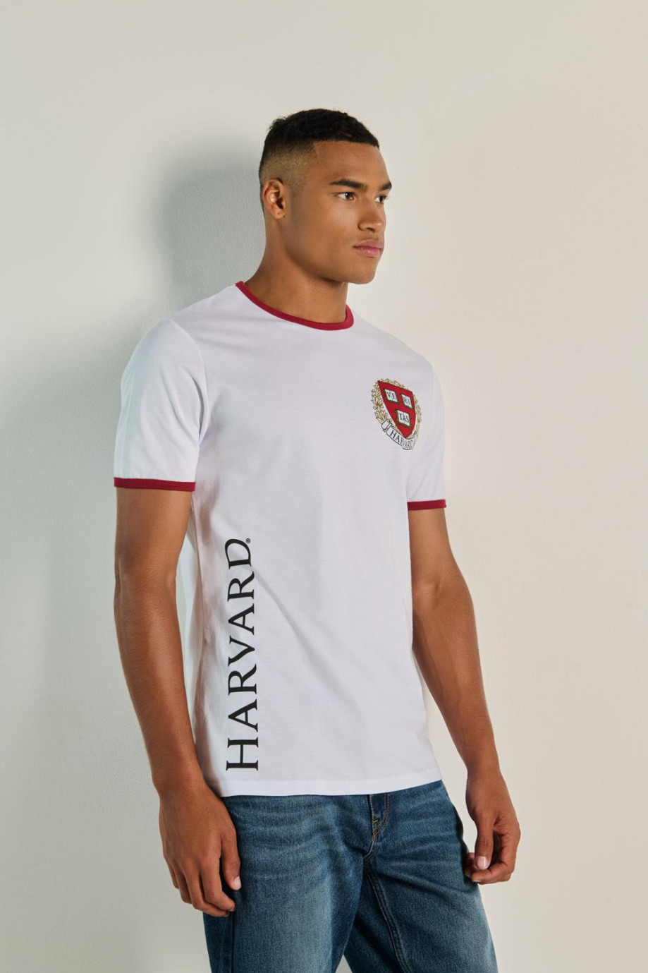 Camiseta unicolor con artes college de Harvard y manga corta