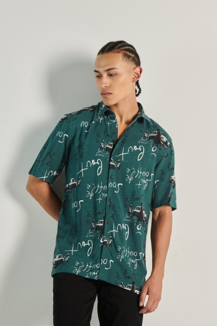 Camisa manga corta verde con diseños vintage y cuello sport