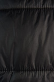 Chaqueta negra acolchada con capota y texturas lineales
