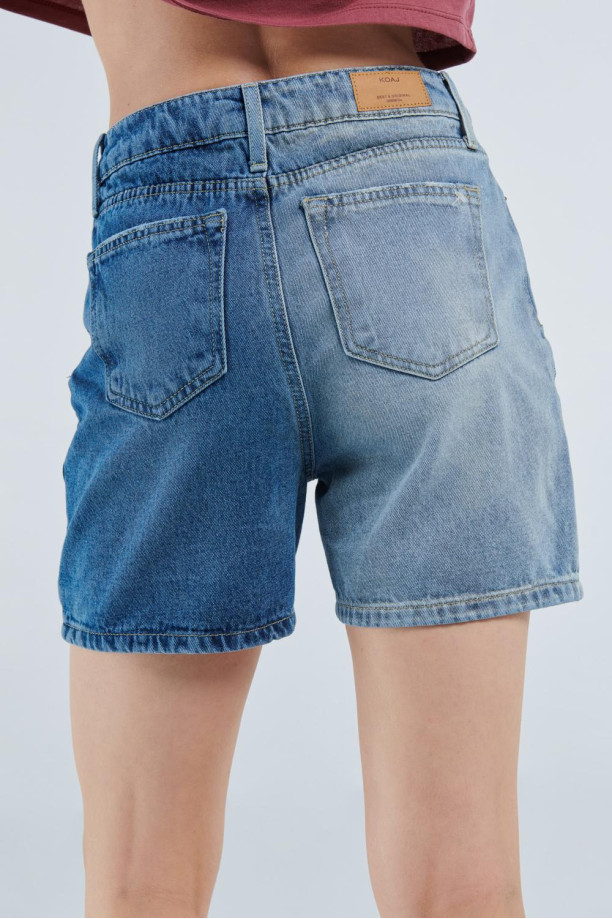 Short azul claro en jean con bolsillos y tiro super alto