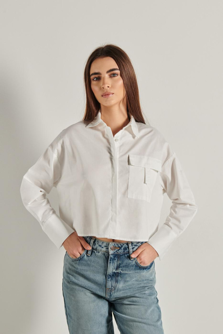 Blusa crema clara crop top con cuello camisero y manga larga