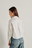 Blusa crema clara crop top con cuello camisero y manga larga