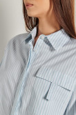 Blusa crop azul a rayas con manga larga y bolsillo cuadrado