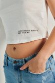 Camiseta crop top unicolor estampada con manga sisa