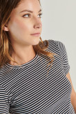 Camiseta negra a rayas ajustada con cuello redondo