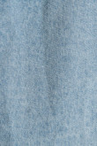 Chaqueta azul clara de jean oversize con bolsillos de parche y botones