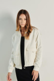 Chaqueta bomber crema clara con bolsillos de parche