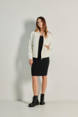 Chaqueta bomber crema clara con bolsillos de parche