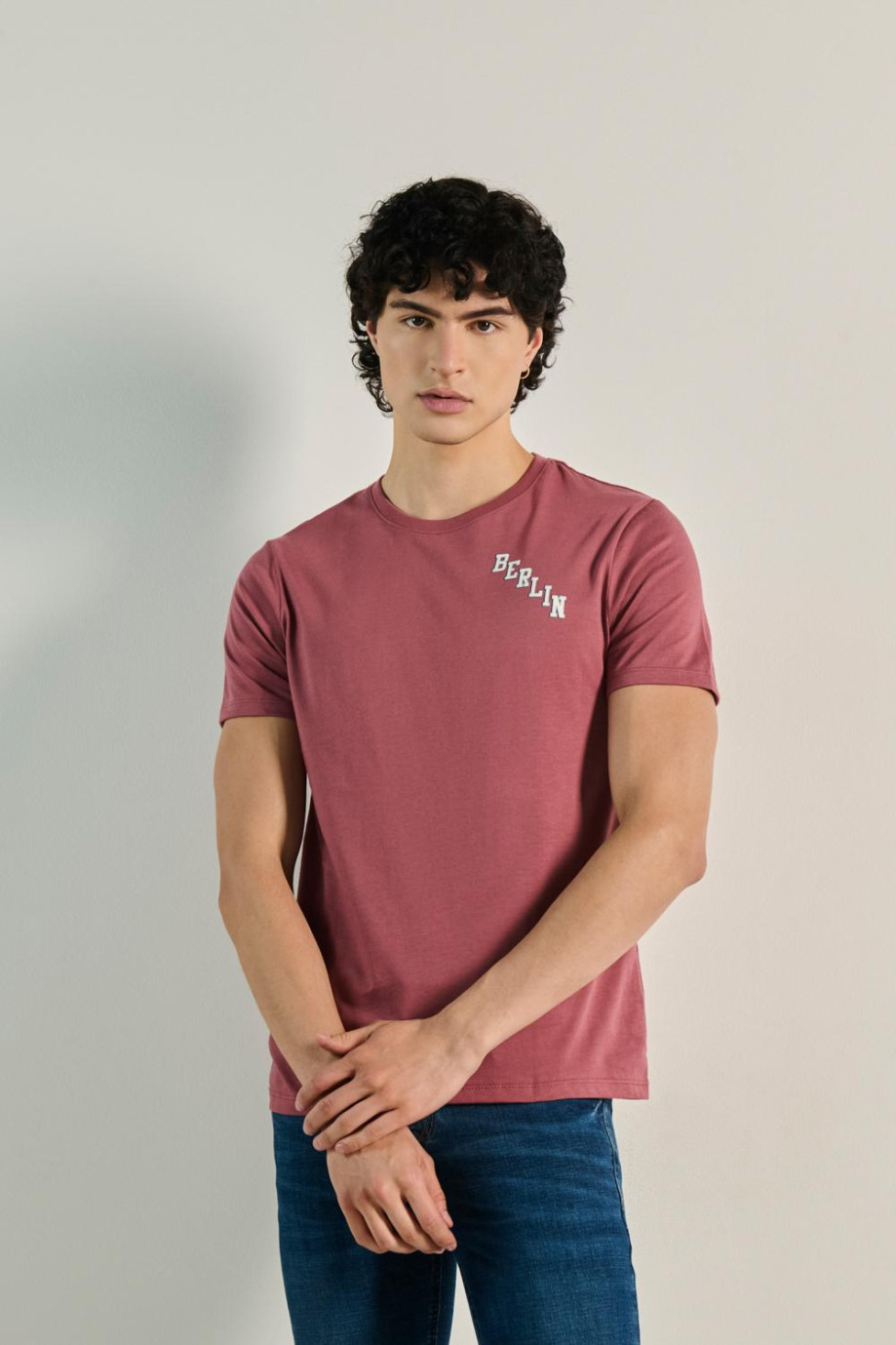 Camiseta manga corta rosada con diseño college en el pecho