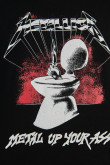Camiseta negra cuello redondo con diseño de Metallica