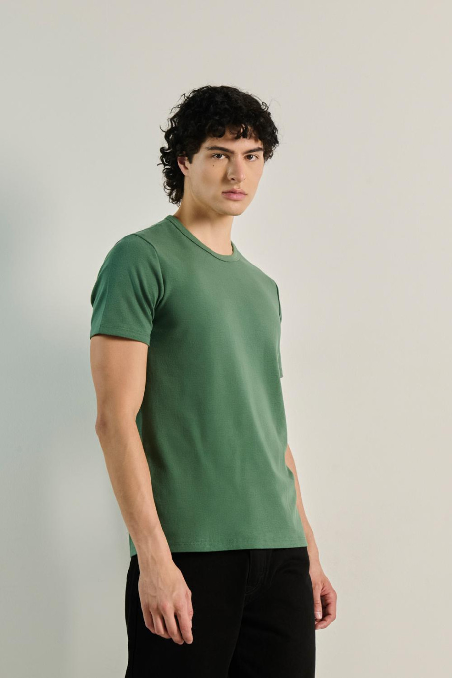 Camiseta verde oscura con cuello redondo en rib