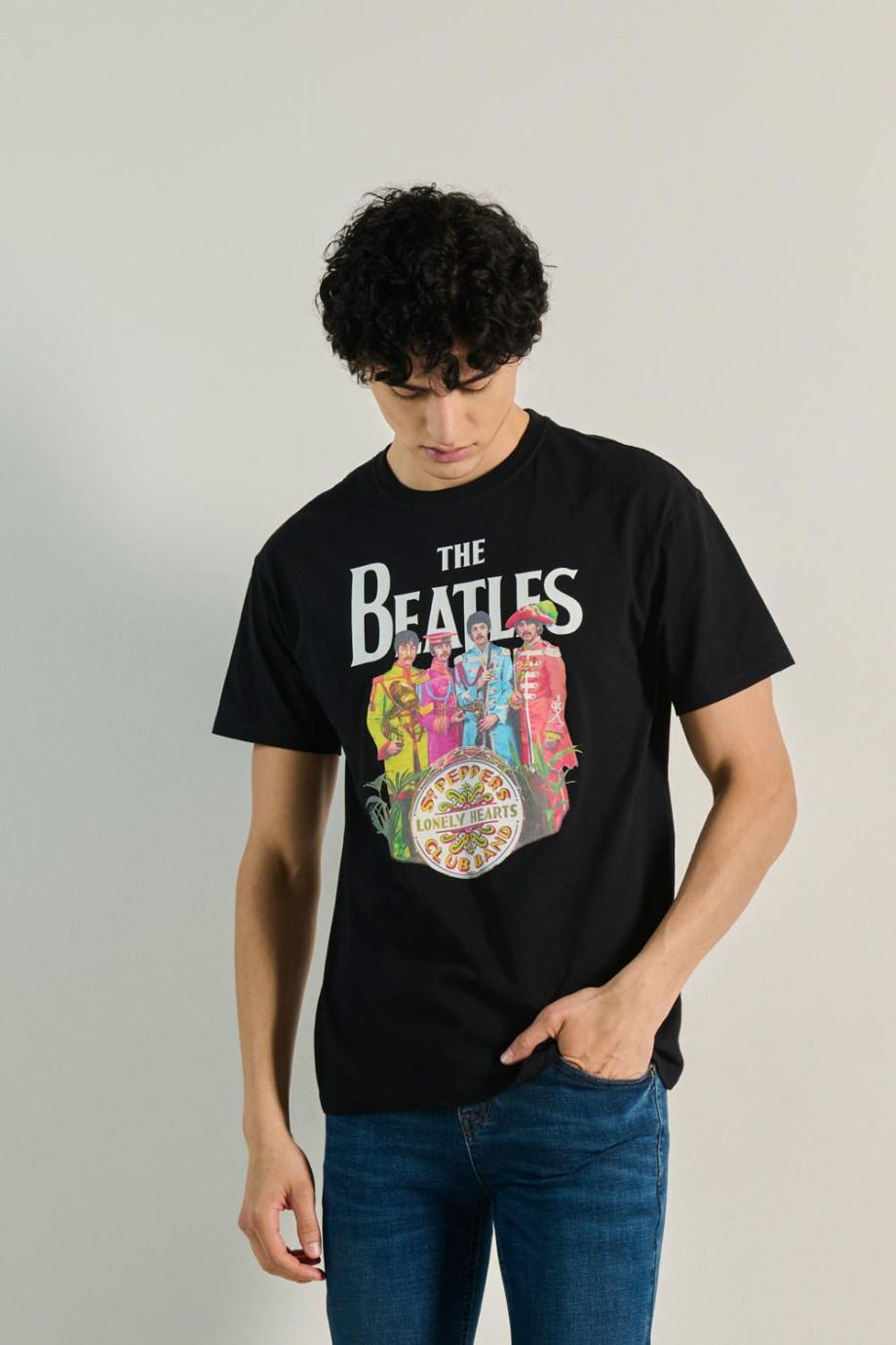 Camiseta negra manga corta con arte de The Beatles