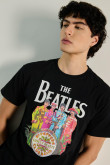 Camiseta negra manga corta con arte de The Beatles