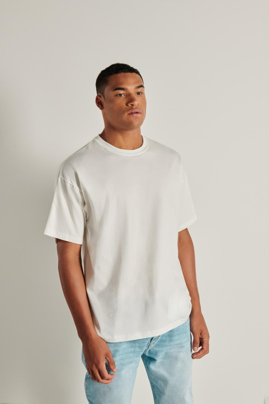 Camiseta crema clara manga corta oversize con diseño en espalda