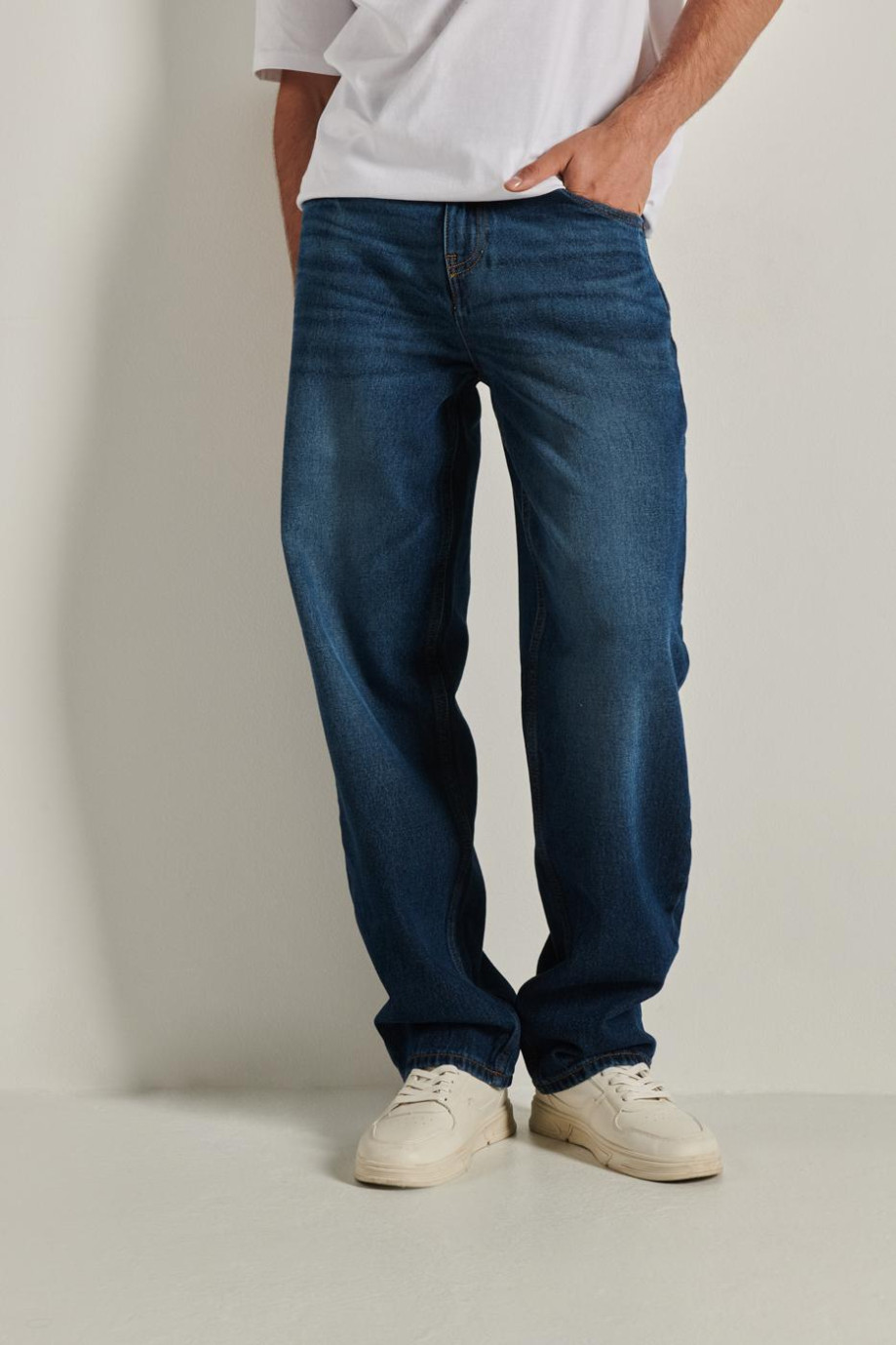 Jean carpintero azul oscuro con tiro medio, bota ancha y 5 bolsillos