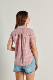 Blusa manga corta con botonadura frontal y detalle de anudado para acentuar la cintura.