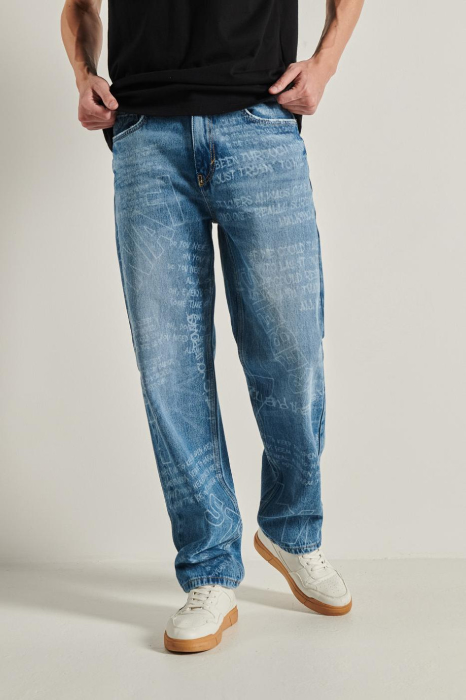 Jean azul claro 90´S con tiro bajo, diseños y bota recta