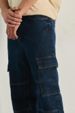 Jean azul oscuro cargo con bota recta y bolsillos con tapa