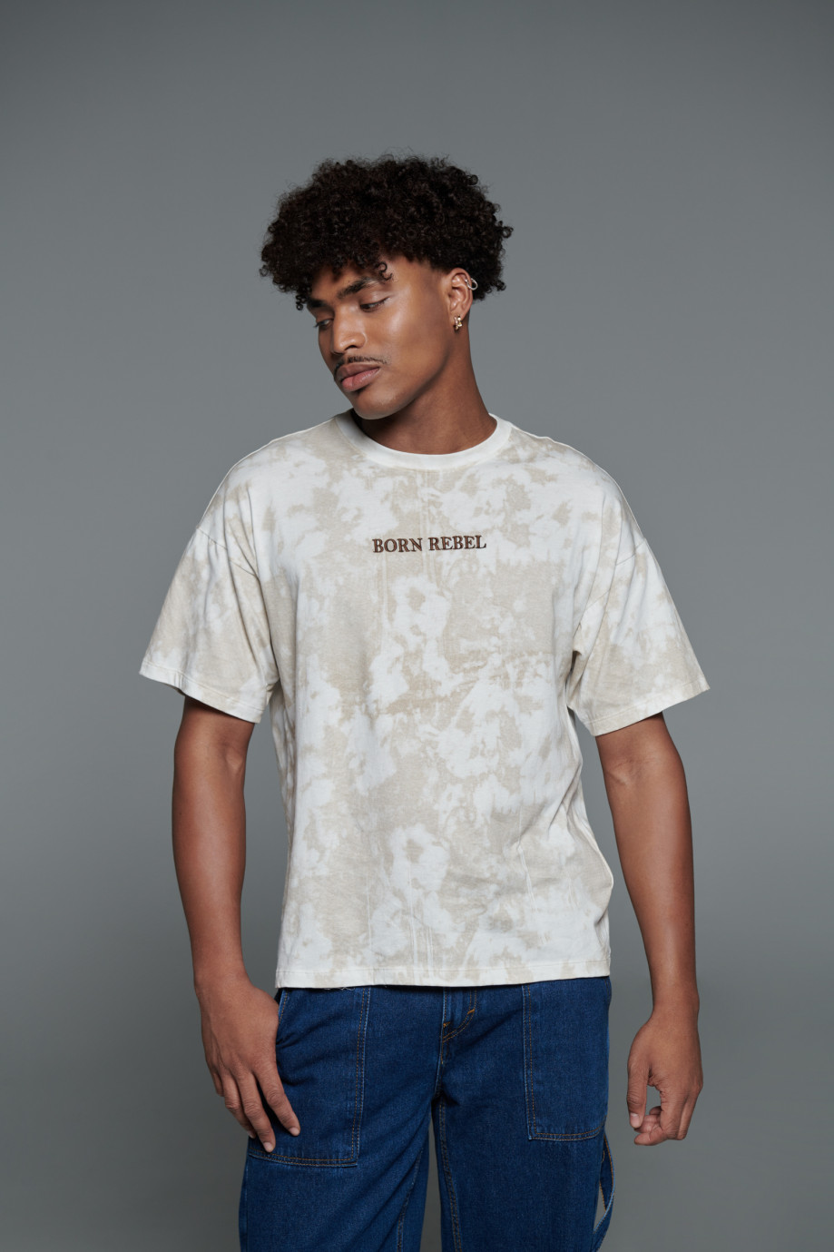 Camiseta manga corta oversize crema clara tie dye con texto minimalista