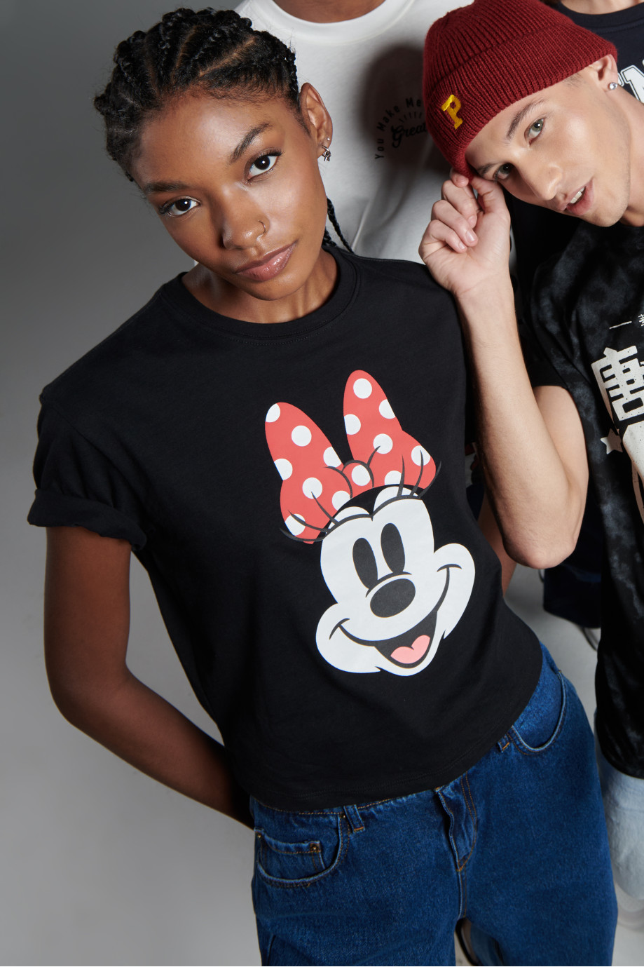 Camiseta crop top negra con diseño de Minnie en frente