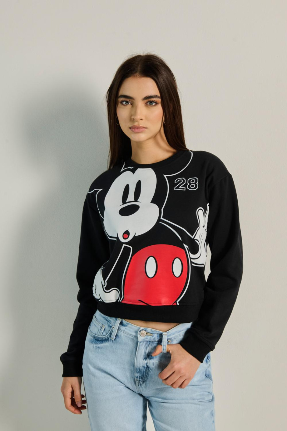 Buzo negro oversize con cuello redondo y diseño de Mickey