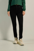 Jean negro tipo jegging ajustado con tiro alto y bolsillos
